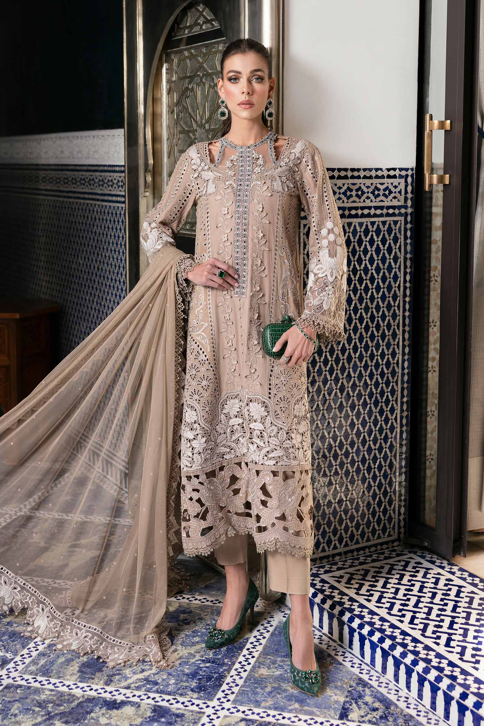 Maria B - D-2502-A 3 Piece Embroidered Lawn Suit XXL / Lawn Maria B - D-2502-A 3 Piece Embroidered Lawn Suit XXL / Lawn